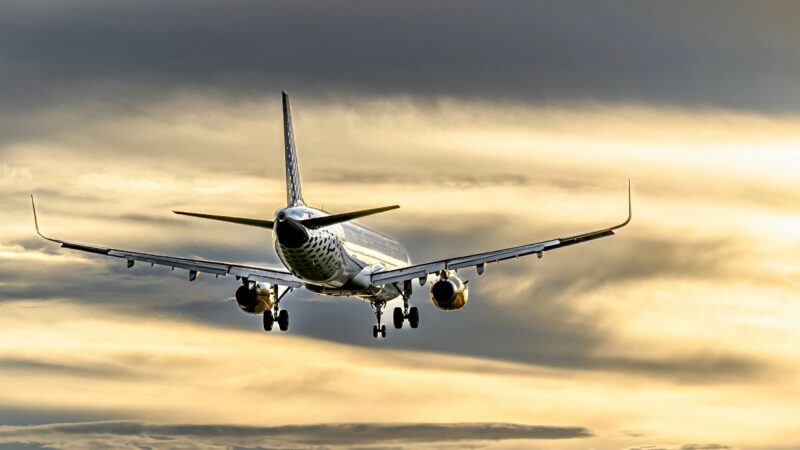 Degalų tiekimo įtampa: „KLM” ir „Lufthansa” atšaukia skrydžius, „Orlen” rizikos nemato