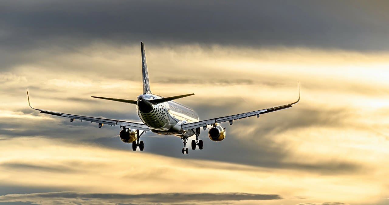Degalų tiekimo įtampa: „KLM” ir „Lufthansa” atšaukia skrydžius, „Orlen” rizikos nemato