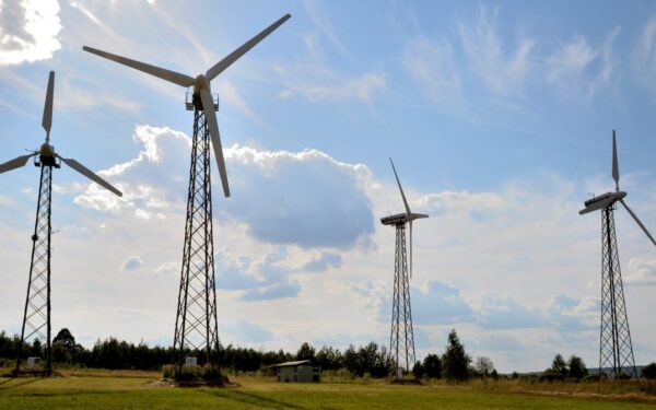Vėjo jėgainės Lenkijoje pagamino 2 TWh energijos ir iš rinkos stumia rudąją anglį
