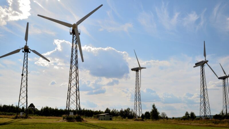 Vėjo jėgainės Lenkijoje pagamino 2 TWh energijos ir iš rinkos stumia rudąją anglį