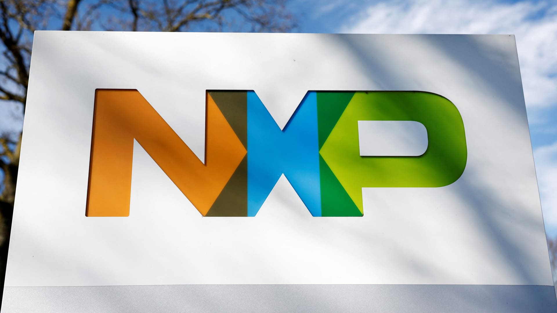 „NXP Semiconductors“ akcijos brango 26 proc. – fiksuotas rekordinis šuolis nuo 2010 m.