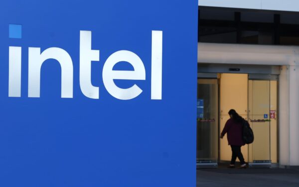 „Intel“ pajamos augo iki 12,5 mlrd. Eur – DI paklausa grąžino įmonę į augimą