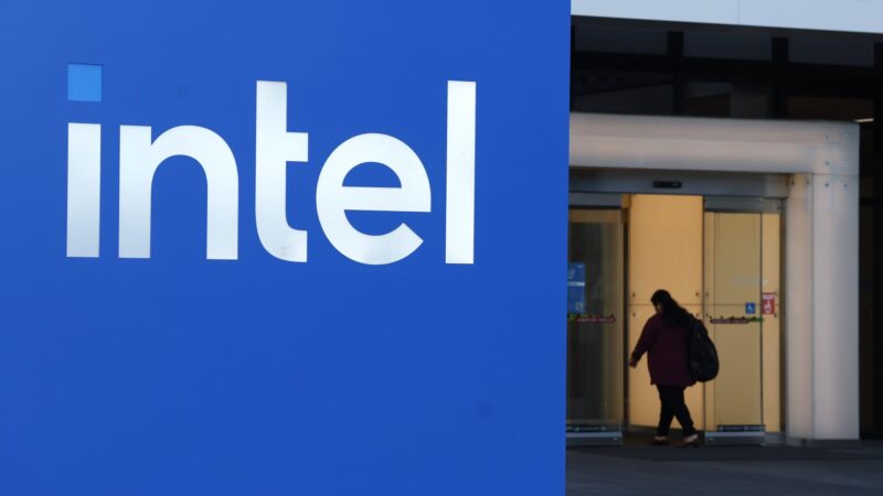 „Intel“ pajamos augo iki 12,5 mlrd. Eur – DI paklausa grąžino įmonę į augimą