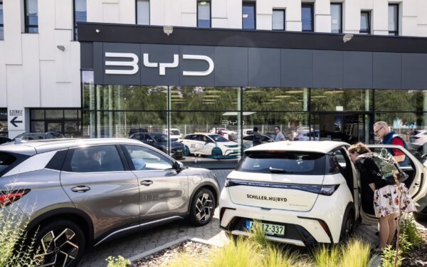 BYD susiduria su rimtai iššūkiais – pardavimai smunka jau 8 mėnesį iš eilės