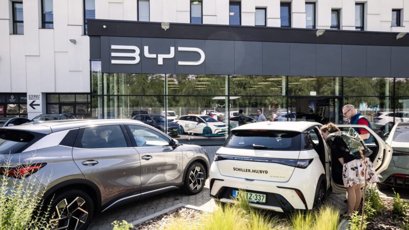 BYD susiduria su rimtai iššūkiais – pardavimai smunka jau 8 mėnesį iš eilės