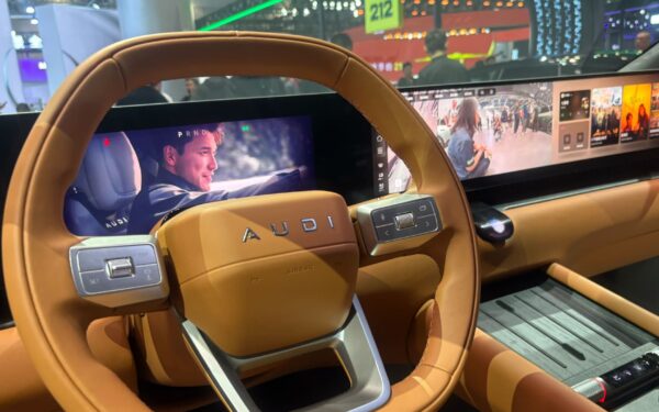 „Alibaba“ veržiasi į automobilius: DI leis balsu užsisakyti maistą ir viešbučius