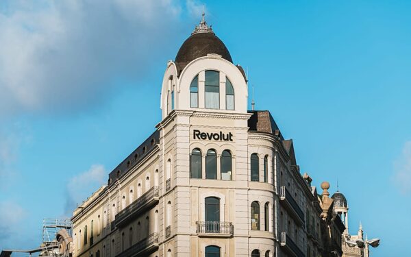 „Revolut“ keičia žaidimo taisykles: Barselonoje atidarys pirmą fizinę parduotuvę Europoje