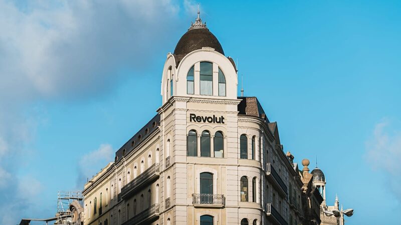 „Revolut“ keičia žaidimo taisykles: Barselonoje atidarys pirmą fizinę parduotuvę Europoje