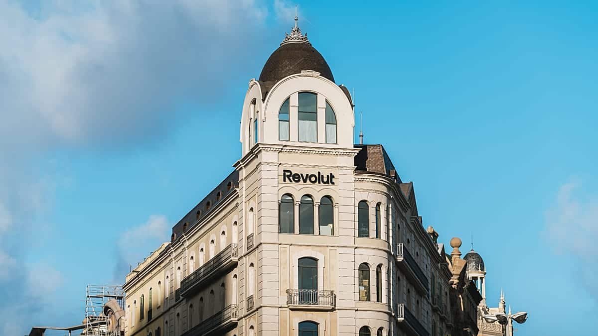 „Revolut“ keičia žaidimo taisykles: Barselonoje atidarys pirmą fizinę parduotuvę Europoje