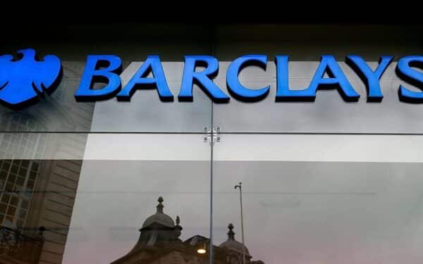 „Barclays“ pajamos šoktelėjo iki 9,4 mlrd. Eur, bet portfelyje – 261 mln. Eur nuostolis