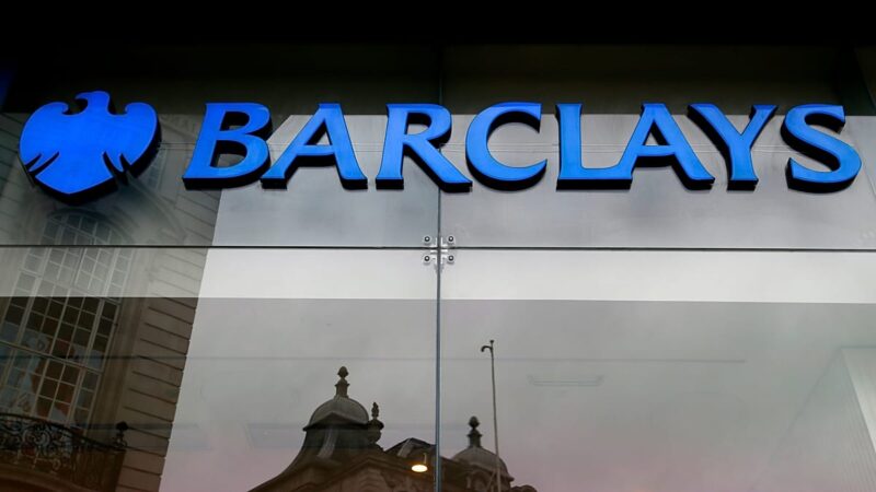 „Barclays“ pajamos šoktelėjo iki 9,4 mlrd. Eur, bet portfelyje – 261 mln. Eur nuostolis
