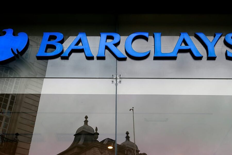 „Barclays“ pajamos šoktelėjo iki 9,4 mlrd. Eur, bet portfelyje – 261 mln. Eur nuostolis
