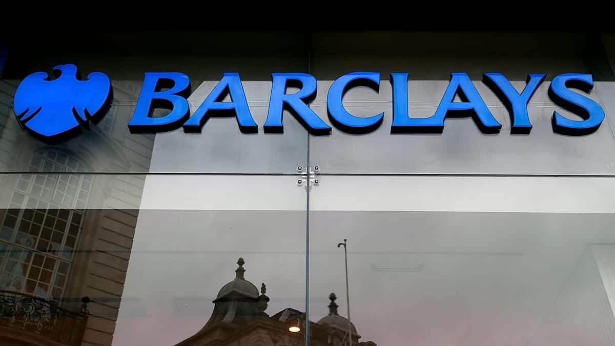 „Barclays“ pajamos šoktelėjo iki 9,4 mlrd. Eur, bet portfelyje – 261 mln. Eur nuostolis