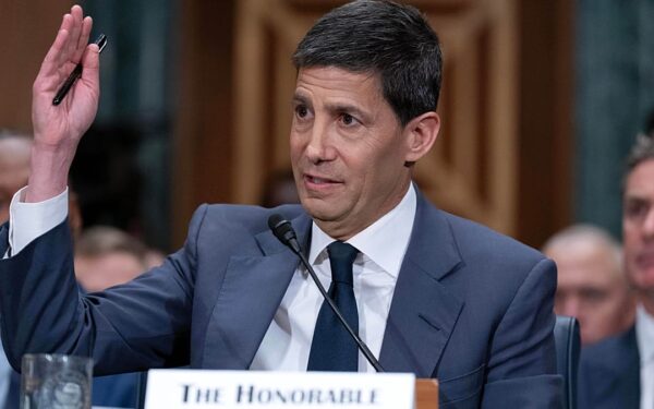 Trumpas spaudžia mažinti palūkanas: kandidatas į FED vadovus stojo į akistatą Senate