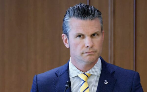 JAV gynybos sekretorius P. Hegsethas supainiojo Bibliją su filmu „Pulp Fiction“