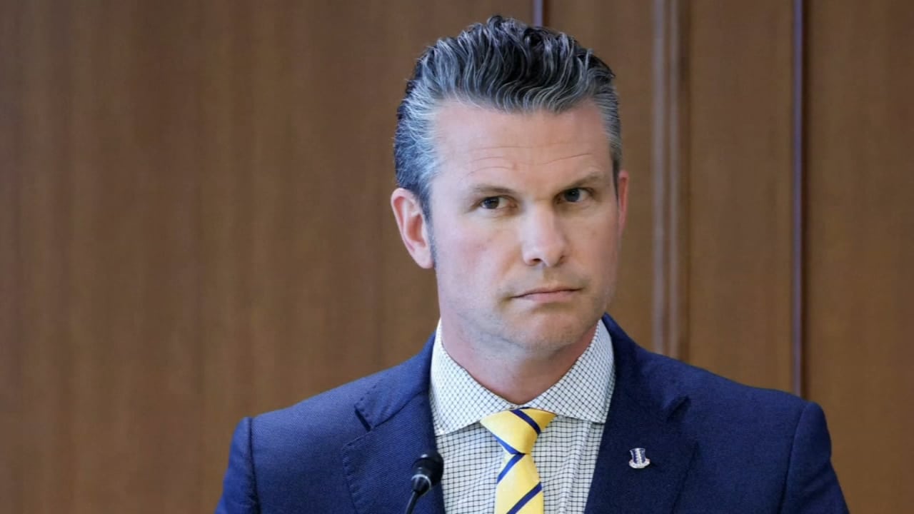 JAV gynybos sekretorius P. Hegsethas supainiojo Bibliją su filmu „Pulp Fiction“