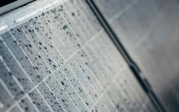 Mokslininkai sukūrė saulės modulį, kuris generuoja elektros energiją iš lietaus