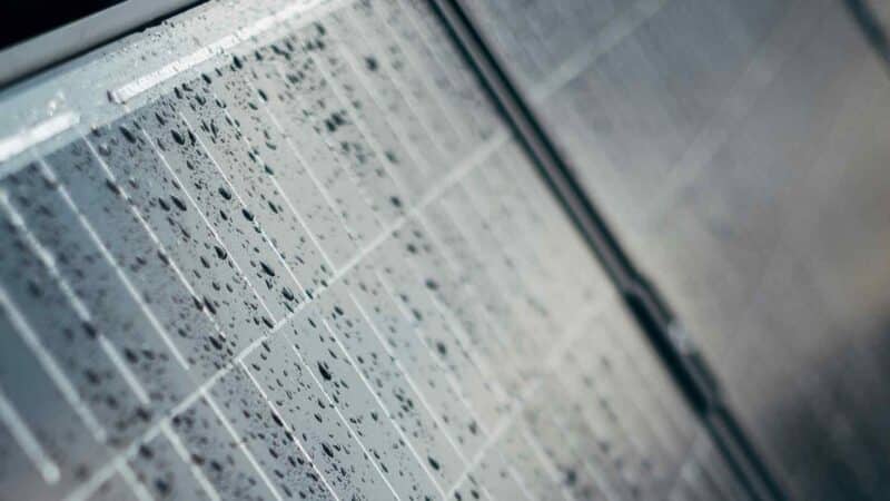 Mokslininkai sukūrė saulės modulį, kuris generuoja elektros energiją iš lietaus