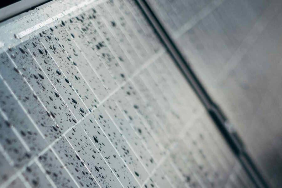 Mokslininkai sukūrė saulės modulį, kuris generuoja elektros energiją iš lietaus