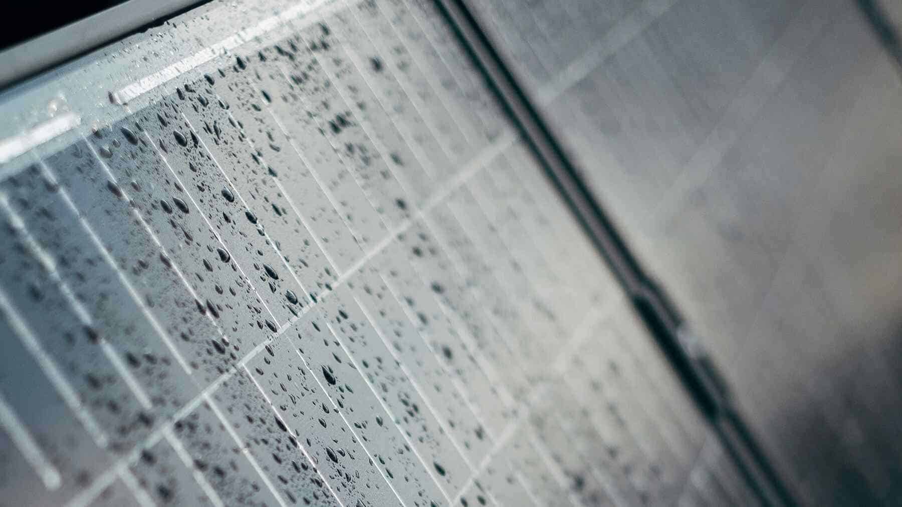 Mokslininkai sukūrė saulės modulį, kuris generuoja elektros energiją iš lietaus