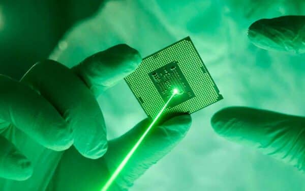 Netikėtas atradimas: plonas lustas sukūrė žalią lazerį, kuris gali pakeisti technologijas