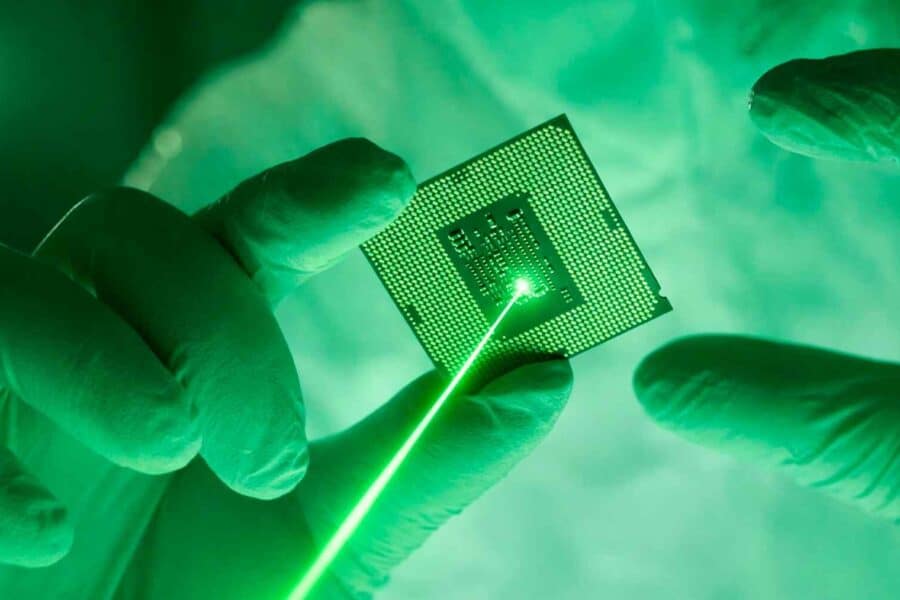 Netikėtas atradimas: plonas lustas sukūrė žalią lazerį, kuris gali pakeisti technologijas