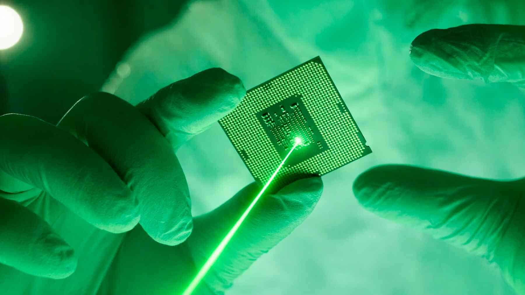 Netikėtas atradimas: plonas lustas sukūrė žalią lazerį, kuris gali pakeisti technologijas