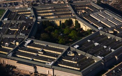 Nuo automobilių prie raketų: „Pentagonas“ siekia įtraukti „Ford“ ir „GM“ į ginklų gamybą