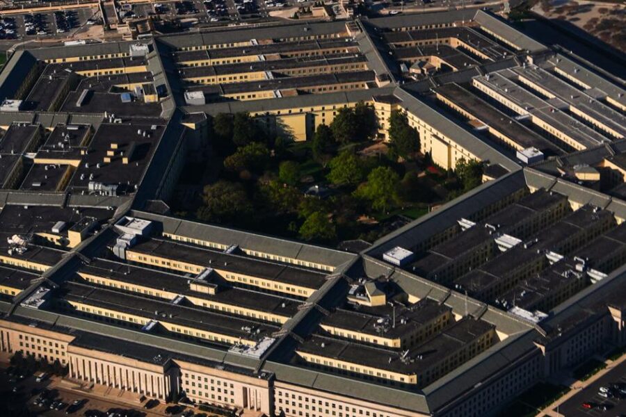 Nuo automobilių prie raketų: „Pentagonas“ siekia įtraukti „Ford“ ir „GM“ į ginklų gamybą