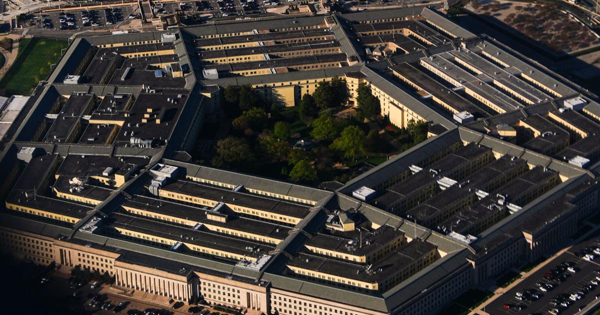 Nuo automobilių prie raketų: „Pentagonas“ siekia įtraukti „Ford“ ir „GM“ į ginklų gamybą