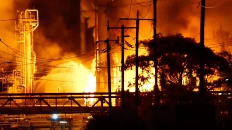 Gaisras apgadino Australijos naftos perdirbimo gamyklą – brangsta benzinas