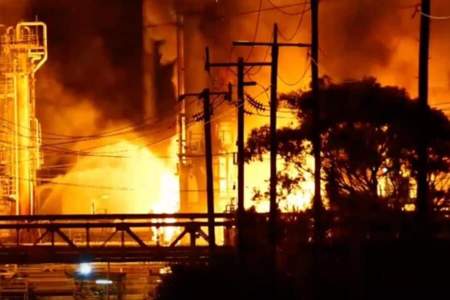 Gaisras apgadino Australijos naftos perdirbimo gamyklą – brangsta benzinas