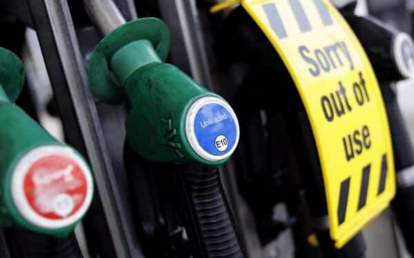 Airijos kariuomenė rengiasi šalinti blokadas prie naftos terminalų – protestai trunka ketvirtą dieną