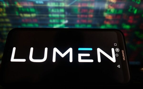 „Lumen Technologies” transformacija: skola mažėjo, akcijos kilo virš 10 proc.