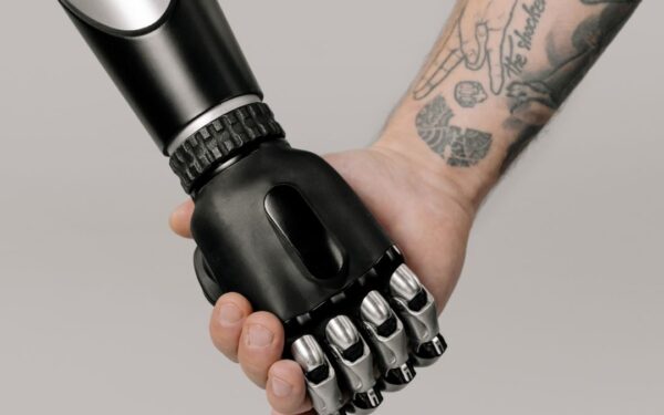 Darbuotojai bijo DI: ekspertai pataria, kaip technologiją paversti pagalba