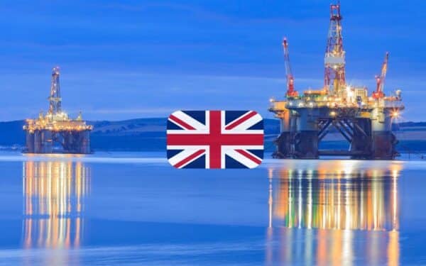 Degalų krizė JK pasiekė piką: ar lėktuvų bilietų kainos šią vasarą taps prabanga?