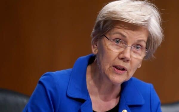 E. Warren kaltina „SEC” vadovą P. Atkinsą galimai klaidinus Kongresą