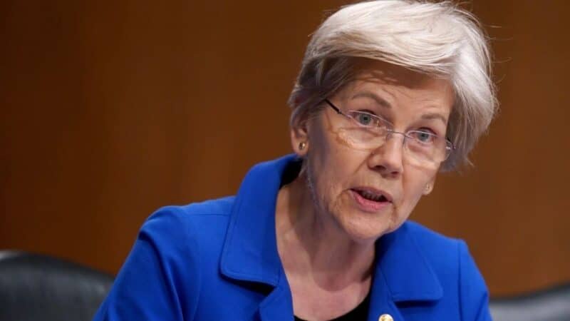 E. Warren kaltina „SEC” vadovą P. Atkinsą galimai klaidinus Kongresą