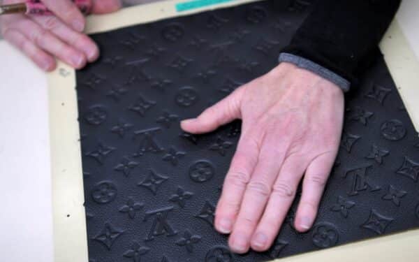 Skandalas dėl odos kilmės: kodėl prabangos gigantai siekia sušvelninti ES aplinkosaugos normas?