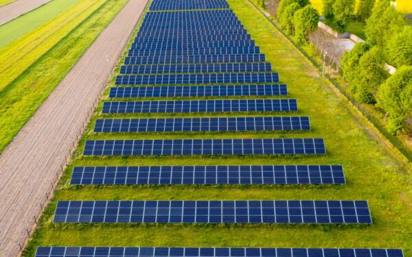 EK planuoja mokesčių lengvatas elektrai – importas dėl karo brango 22 mlrd. Eur