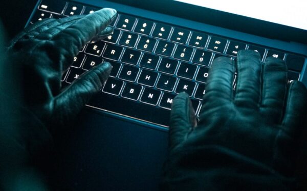 Kibernetiniai nusikaltėliai atakuoja ES, pavogti duomenys jau pardavinėjami