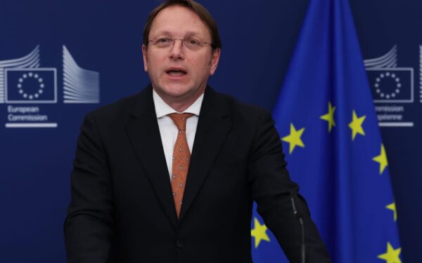 EP svarsto papeikimą O. Várhelyi – fone iškilo įtarimai dėl Vengrijos šnipinėjimo