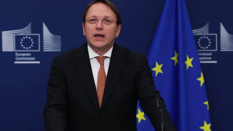 EP svarsto papeikimą O. Várhelyi – fone iškilo įtarimai dėl Vengrijos šnipinėjimo