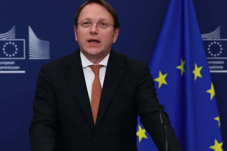 EP svarsto papeikimą O. Várhelyi – fone iškilo įtarimai dėl Vengrijos šnipinėjimo