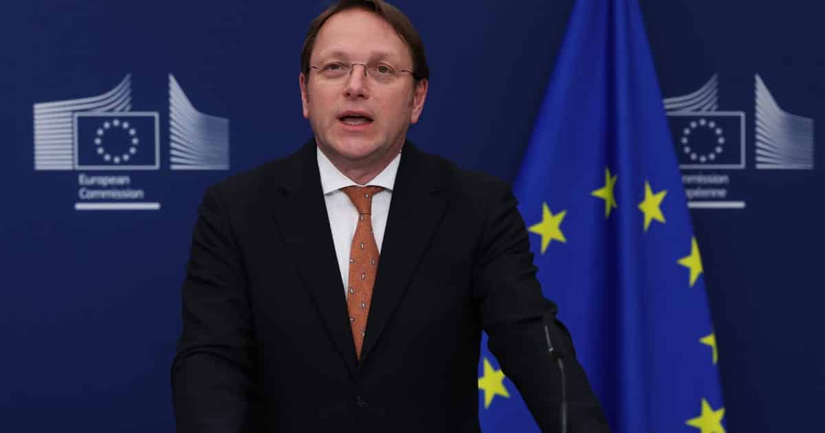 EP svarsto papeikimą O. Várhelyi – fone iškilo įtarimai dėl Vengrijos šnipinėjimo