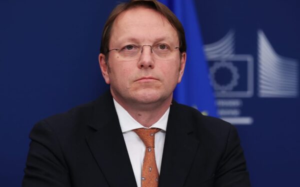 EK narys O. Varhelyi lieka poste: šnipinėjimo šešėlis ir Briuselio dvejonės