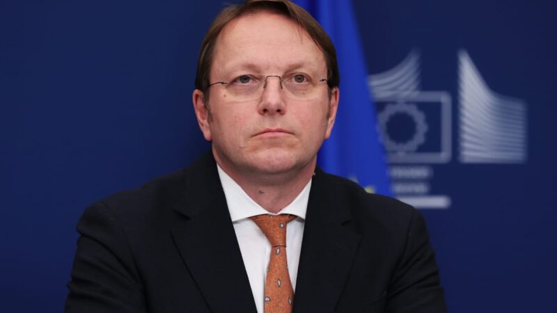 EK narys O. Varhelyi lieka poste: šnipinėjimo šešėlis ir Briuselio dvejonės