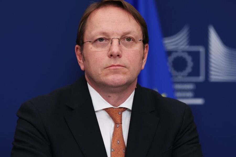 EK narys O. Varhelyi lieka poste: šnipinėjimo šešėlis ir Briuselio dvejonės
