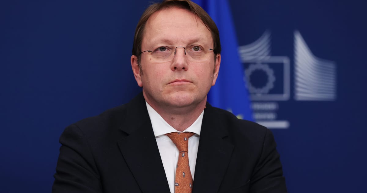 EK narys O. Varhelyi lieka poste: šnipinėjimo šešėlis ir Briuselio dvejonės