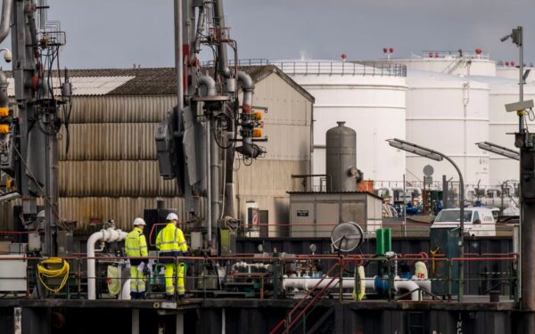 Maskva didina spaudimą dėl naftos tiekimo: Vokietijai gresia ne tik kainų, bet ir politinė krizė